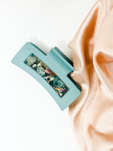 Load image into Gallery viewer, Sky Blue Claw Clip Infused with Real Flowers in Resin.