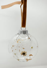 Load image into Gallery viewer, Pressed Flower Ornaments