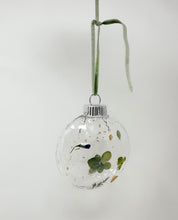 Load image into Gallery viewer, Pressed Flower Ornaments