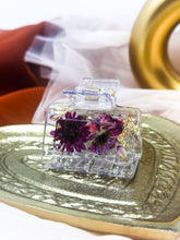 Load image into Gallery viewer, Sm Crystal Clear Clip Infused with Real Flowers in Resin.