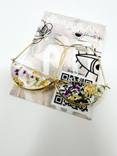 Load image into Gallery viewer, Purple flower gold hoops