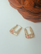 Load image into Gallery viewer, Resin hoops with real pressed flowers inside