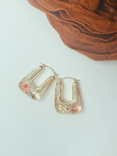 Load image into Gallery viewer, Resin hoops with real pressed flowers inside