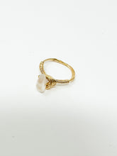 Load image into Gallery viewer, SeaGlass Stone Gold Wire Ring