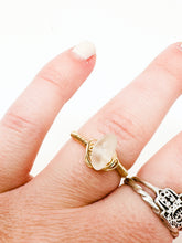 Load image into Gallery viewer, SeaGlass Stone Gold Wire Ring