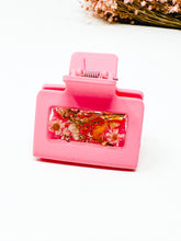 Load image into Gallery viewer, Pink SM Claw Clip with real Flowers