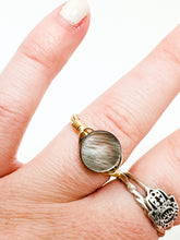 Load image into Gallery viewer, Black Pearl Gold Wire Ring